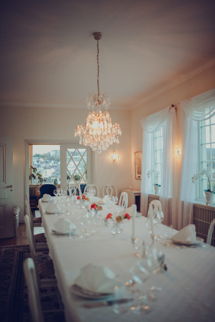 Spisesalen i Bromsgård klar til neste måltid for gjestene