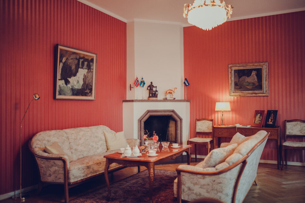 I rødstua får gjestene kaffe acec etter middagen som serveres i spisesalen.