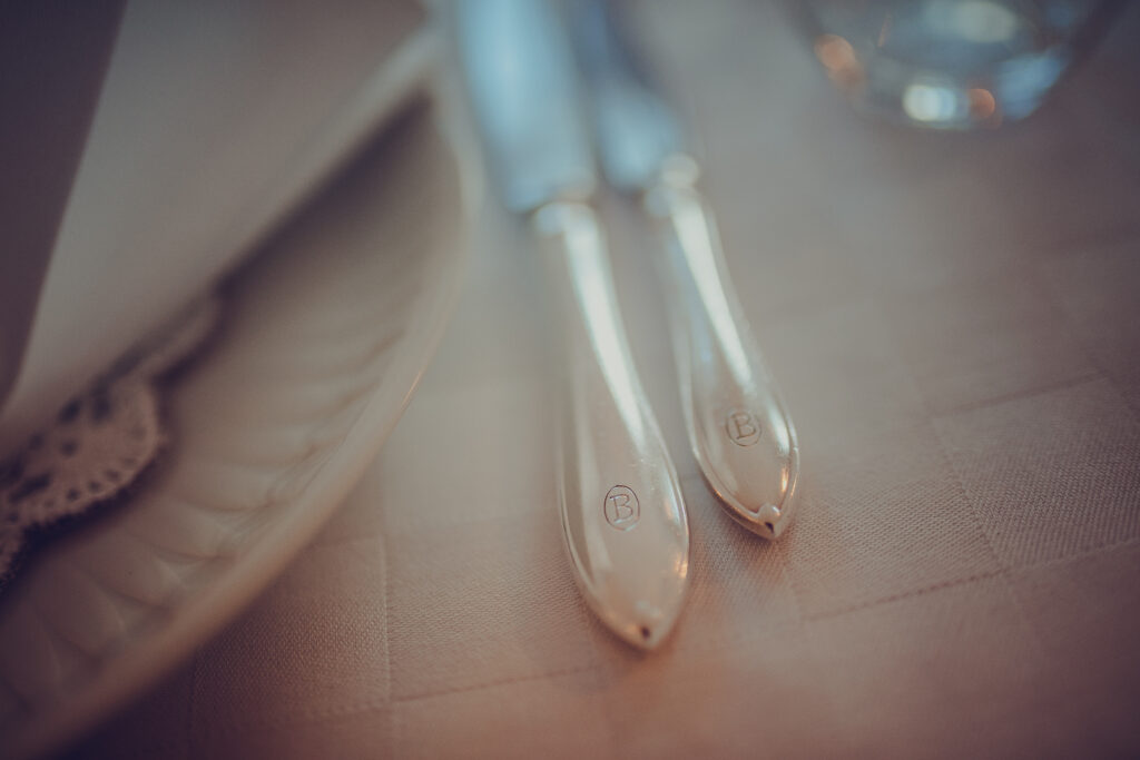 Sølvbestikket på Bromsgård ble under krigen gravd ned i hagen. I dag er det i fullt bruk