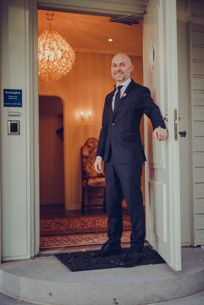 Ansatt ved Bromsgård, Thomas Skårvik åpner døren og viser oss inn