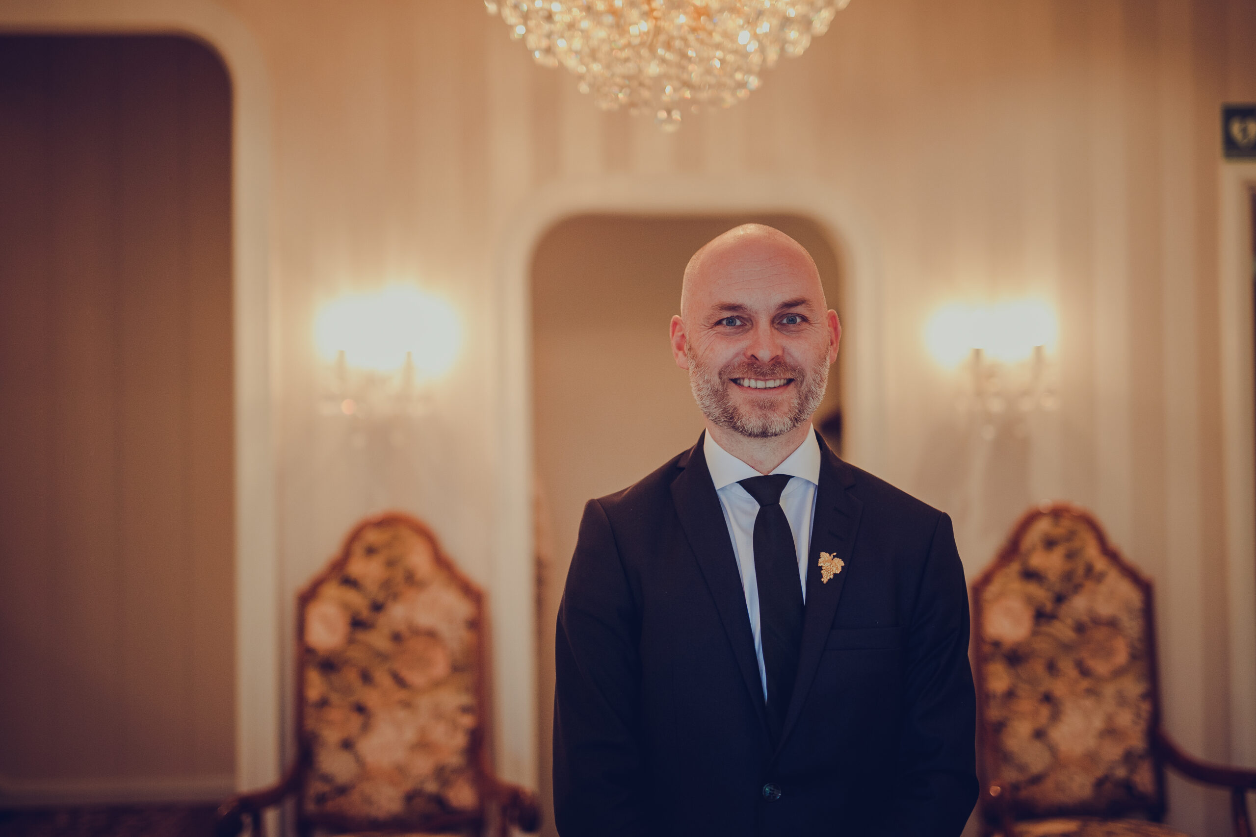 Thomas Skårvik viser stolt frem Bromsgård i Narvik. Her har han jobbet fast siden i 2014.