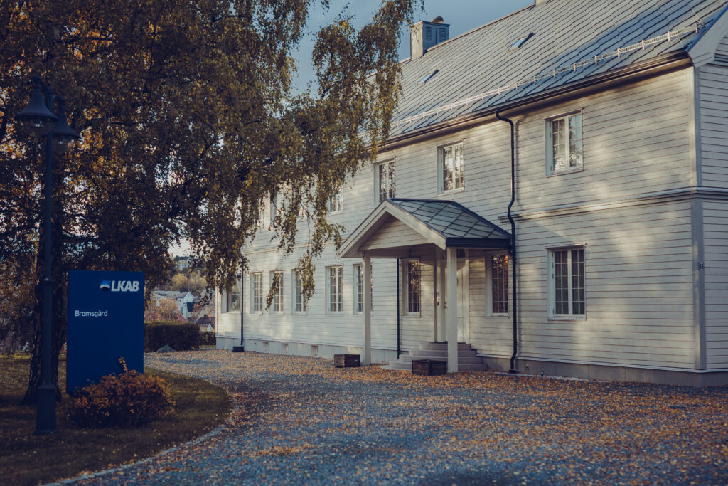 Bromsgård i Narvik ser hersklapelig ut fra utsiden. Et hvitt bygg med flott beliggenhet