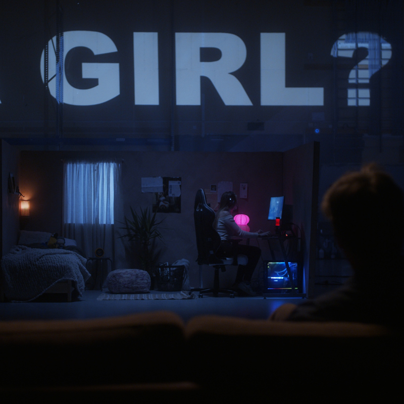 Bilde av en jente som gamer