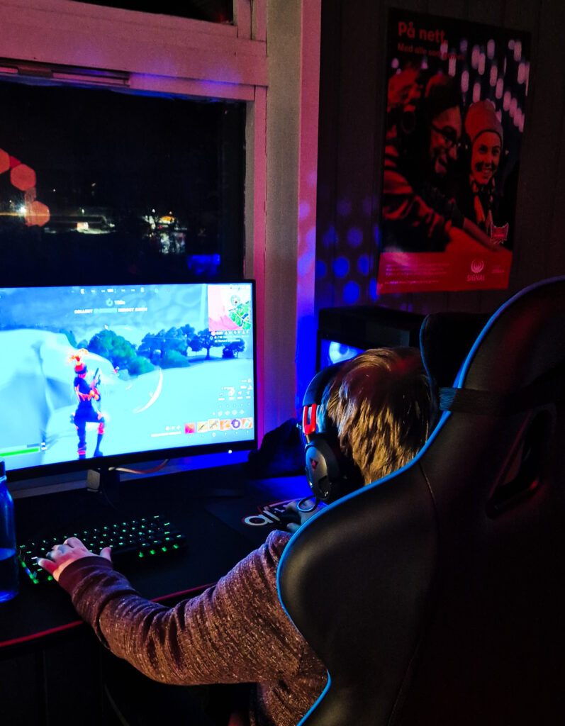 Gutt som spiller Fortnite