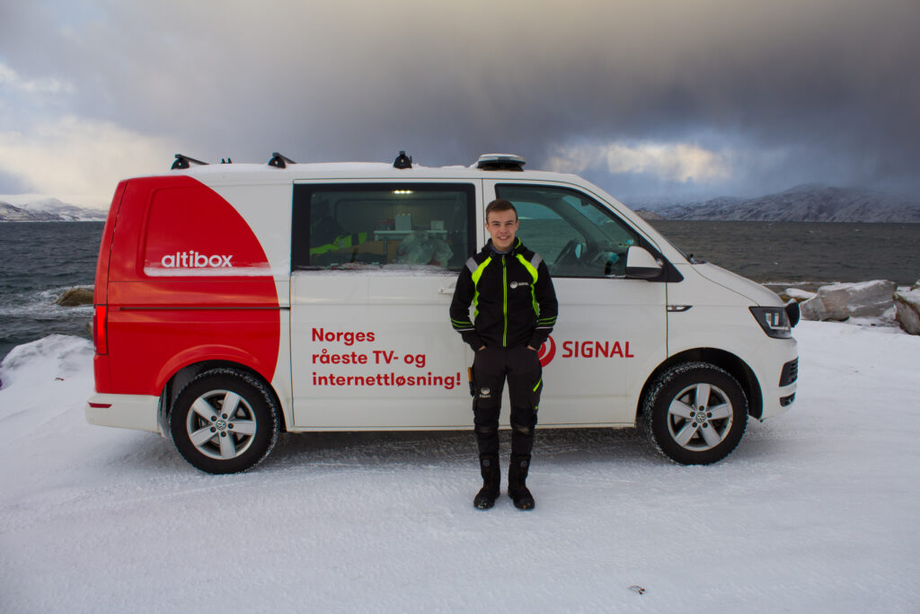 Mønterlærling Morten Høydahl Severinsen foran en montørbil