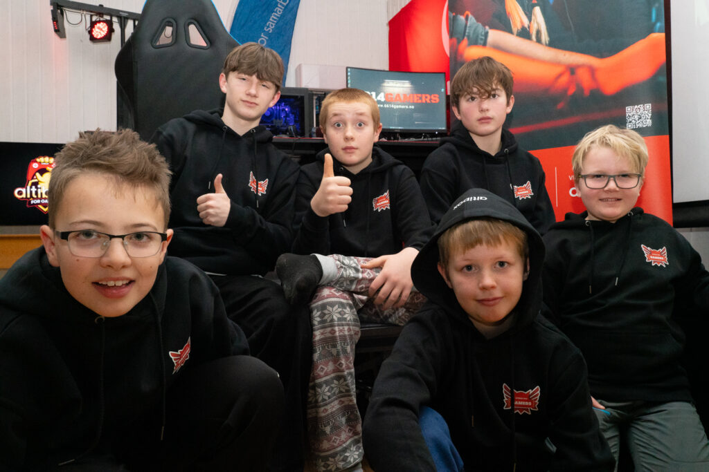 Guttegjeng som koser seg på LAN