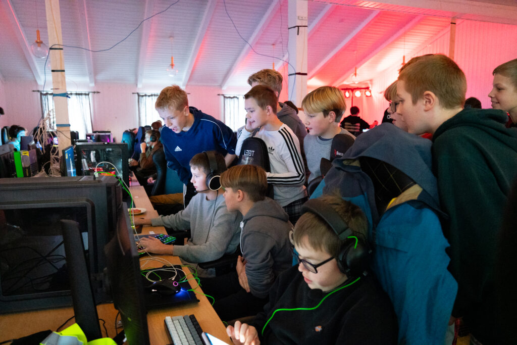 Guttegjeng som heier på en som gamer